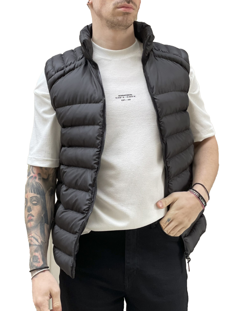 Ανδρικό μαύρο καπιτονέ αμάνικο μπουφάν με αποσπώμενη κουκούλα 3408 φωτογραφία